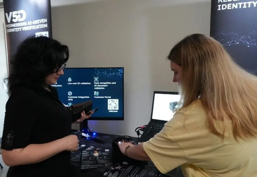 Discussion on Identity Verification Solutions V5iD® CEO engaging with attendee about fraud prevention and identity verification